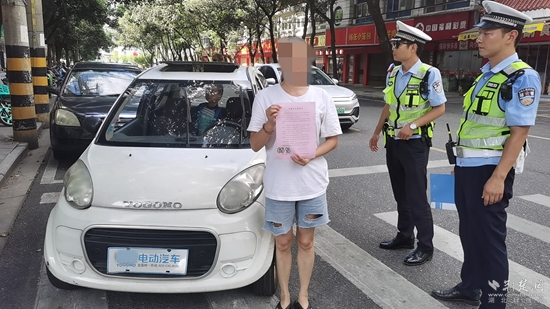 圖1：對情節(jié)輕微的車主，通過寫承諾書方式開展勸誡引導.jpg
