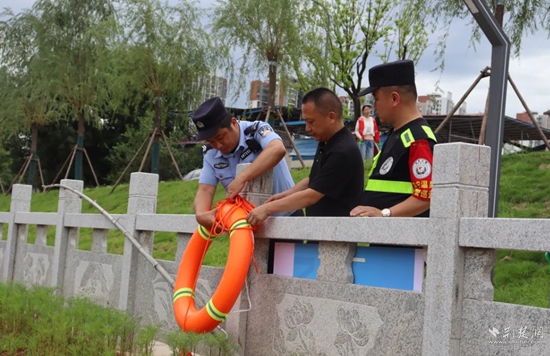 雙鶴派出所民輔警在轄區(qū)重點水域排查隱患，裝配救生工具.jpg
