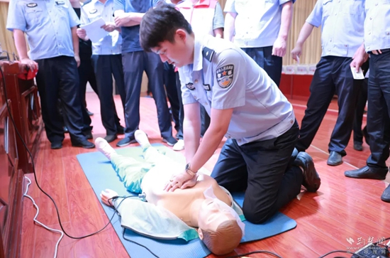 7月17日，嘉魚縣公安局治安大隊會同縣紅十字會組織開展一線民輔警防溺水急救技能專項培訓(xùn).jpg